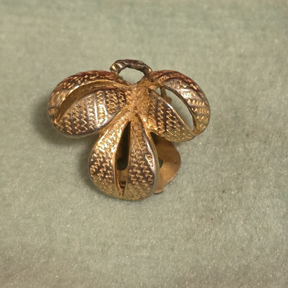 Vintage Elsa Schiaparelli Gold Tone Trefoil Signed‎ Clip Earring (Single)